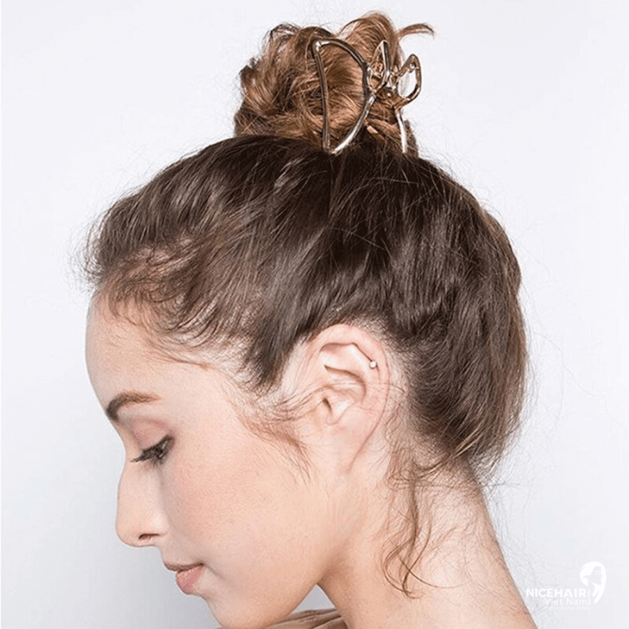This hairstyle beautifully combines the elegance of the classic garlic bun with the practicality and charm of the hair claw clips